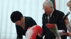 В День влюбленных пара педагогов-ветеранов отметила сапфировую свадьбу