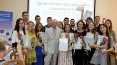 16 лучших студентов получили профсоюзные стипендии