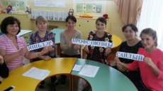 Молодые сотрудники детского сада собрались за круглым столом