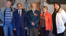 Учителей-ветеранов наградили за доблестный труд