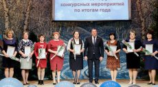 Новогодний сюрприз для лучших школьников и учителей