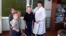 Учителей хотят приравнять к медсестрам и вручить дефибрилляторы
