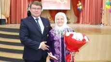 В Азнакаево ветеранам образования вручают юбилейные медали