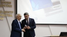 Министру образования Татарстана вручили электронный профсоюзный билет