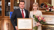 Мэр Казани вручил «Учителю года» Марие Головановой миллион рублей