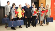 Рустам Минниханов вручил ноутбуки учителям информатики